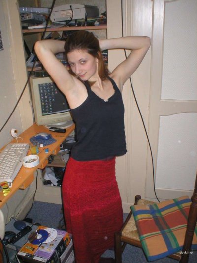 Раскрывает свою киску пальчиками: горячее шоу для взрослых