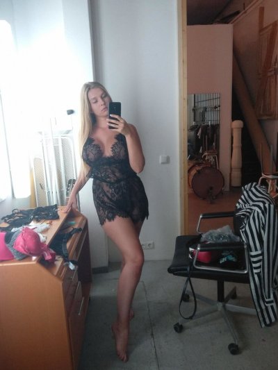 Голая красотка делает откровенные селфи дома на камеру