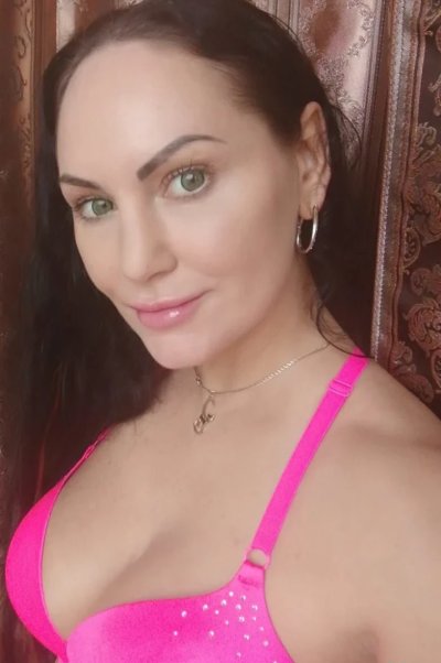 Сексуальная Анжела демонстрирует свою попку