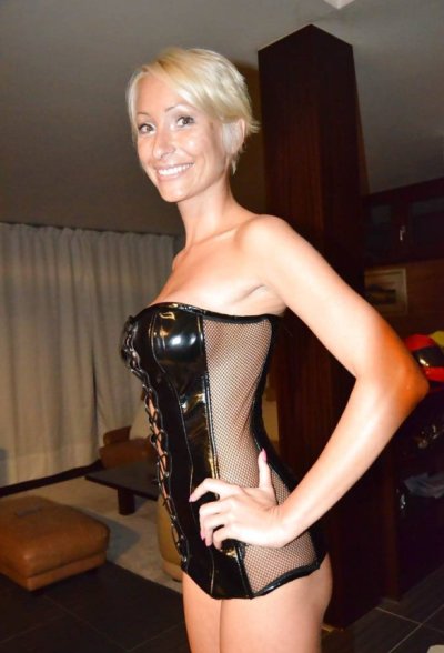 Опытная дама демонстрирует свои прелести и радует партнера