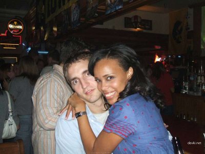 Трахает свою девушку цветастую