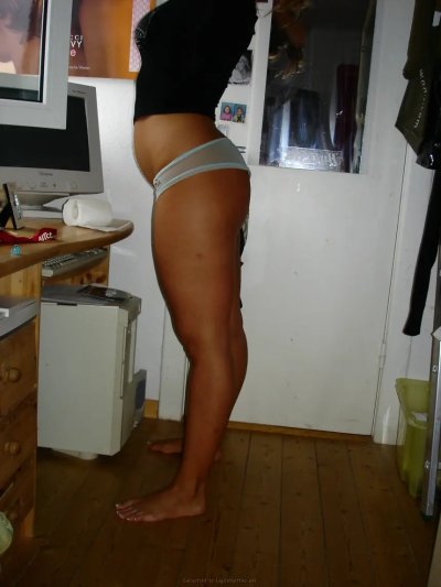 Девушка с пирсингом во рту сосет член парню