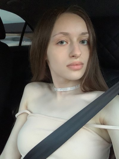 Молоденькая красотка демонстрирует свои прелести