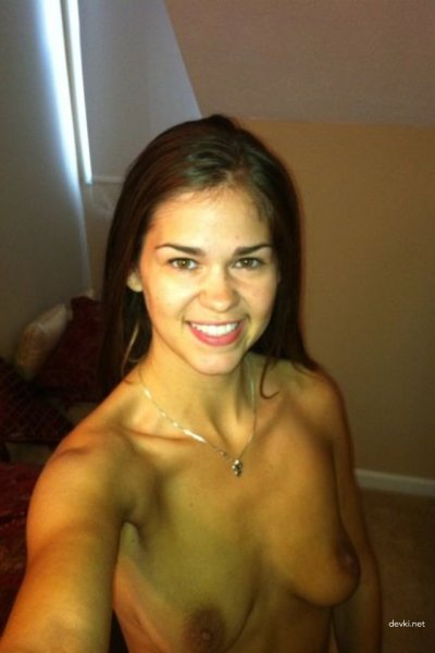 Горячая шатенка с кустистой киской в режиме ожидания