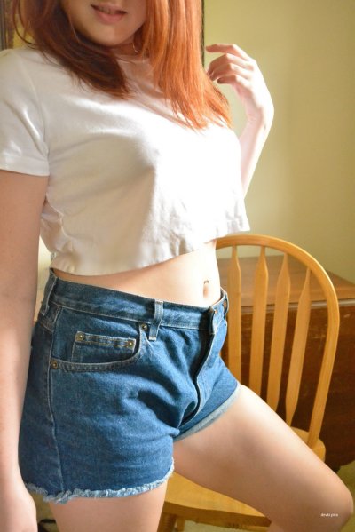 Горячая рыжая девочка медленно снимает трусики — зацени сам!