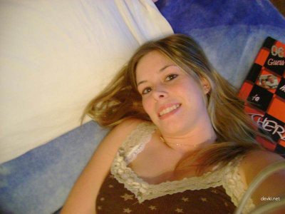 Сексуальная блондиночка удовлетворяет себя игрушкой