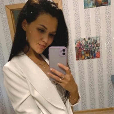 Голая дама на откровенных фото с соблазнительной попкой