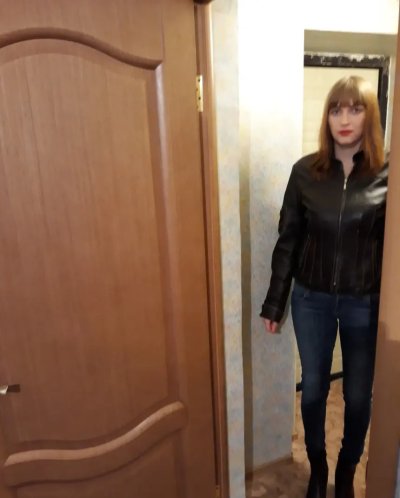 Горячая мамочка снимает джинсы и демонстрирует интимные места