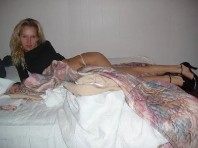 Горячая крошка с привлекательной грудью демонстрирует свою интимную зону