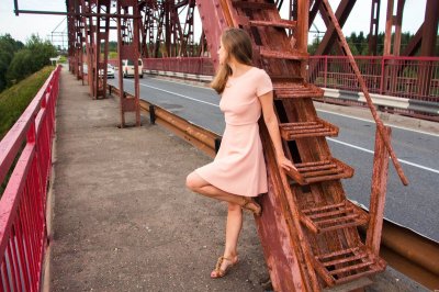 Жгучая малышка пихает пальчик в попку, возбуждаясь