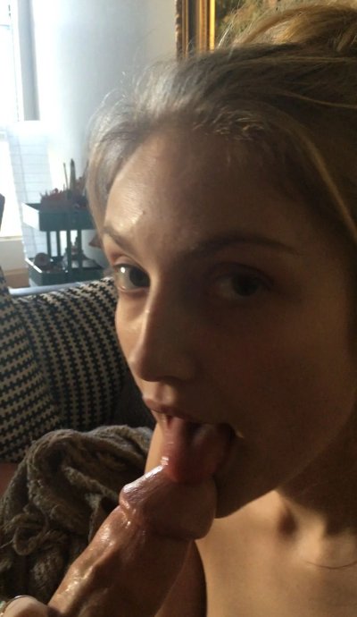 Красотка сделала минет парню