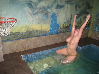 Дамы устроили откровенный вечеринку без одежды