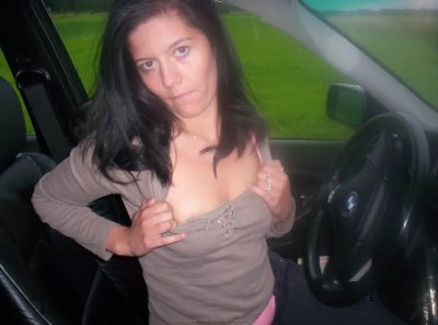 Опытная красотка удовлетворяет себя игрушками в эротическом видео