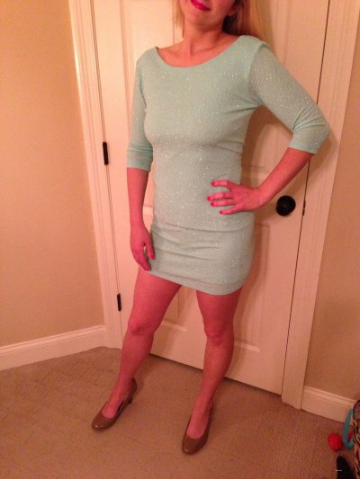 Развратная блондинка в сексуальном наряде.