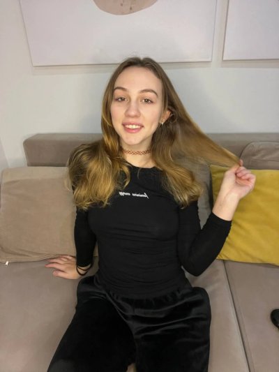 Знойная красотка демонстрирует аппетитные формы и интимную зону