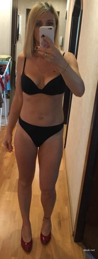 Снимает с себя вещи перед фотоаппаратом - откровенные снимки 18+