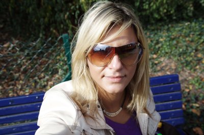 Развратная шатенка без трусов и лифчика в зеленой зоне