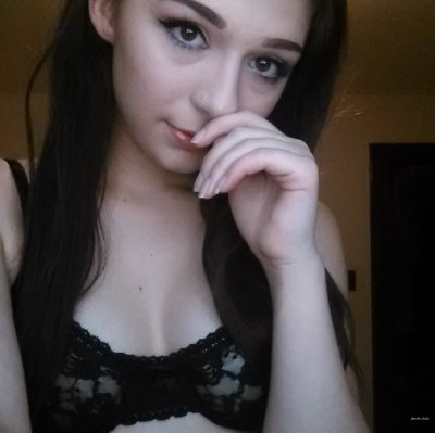 Привлекательная темноволосая красавица позирует на камеру