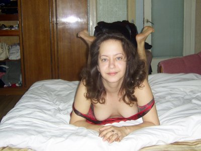 Демонстрирует пышную промежность - раскрепощенный контент для взрослых