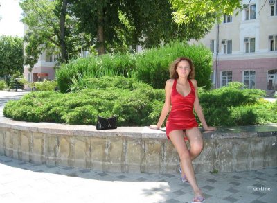 Соблазнительная красотка наслаждается солнцем без одежды