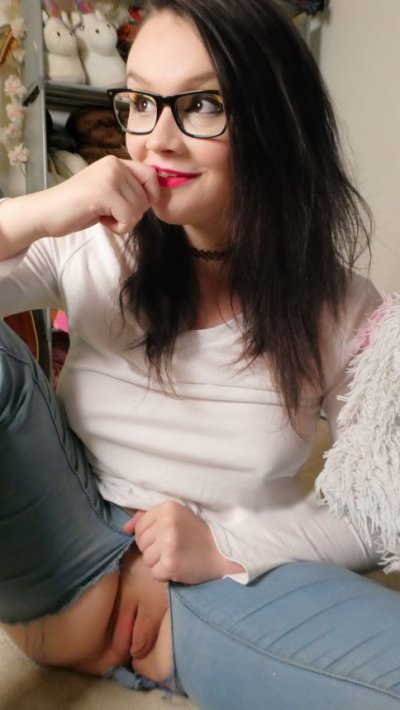 Пикантное шоу: девушка в очках показала свою интимную зону