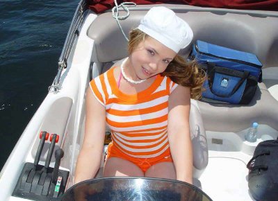 Завораживающая морская прогулка с очаровательной девушкой