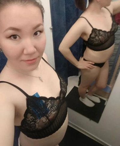 Восточная красавица демонстрирует свою интимную зону в примерочной