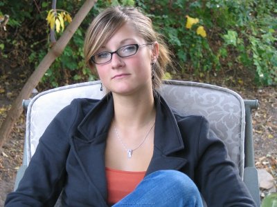 Сексуальная оральная любительница демонстрирует свое обнаженное тело