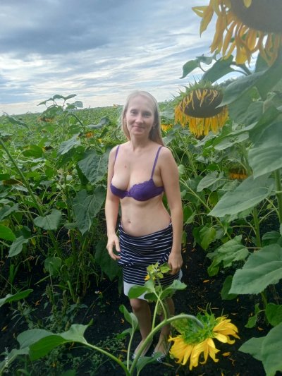 Селфи среди подсолнухов: демонстрация бюста