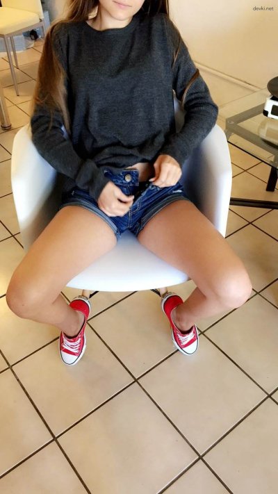 Показывает свои прелести и интимные места