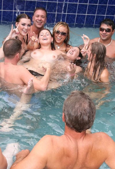 Плавный релакс: интим в бассейне