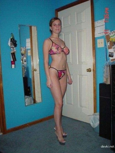 Худощавая блондинка без одежды позирует перед камерой