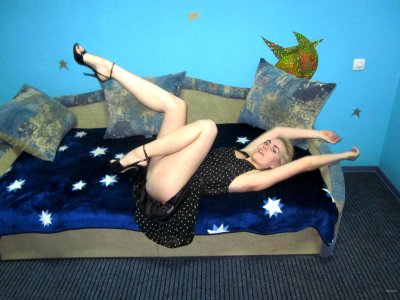 Молодая девочка без стеснения