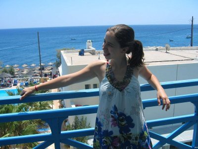 Девушка с пушистой красотой наслаждается страстным сексом