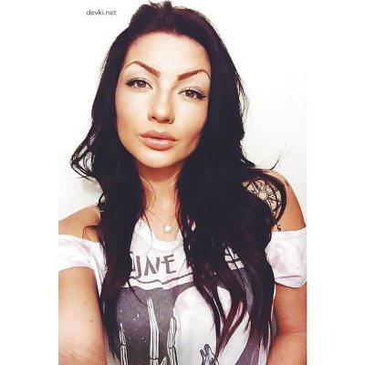 Очаровательная красотка демонстрирует свое обольстительное тело!