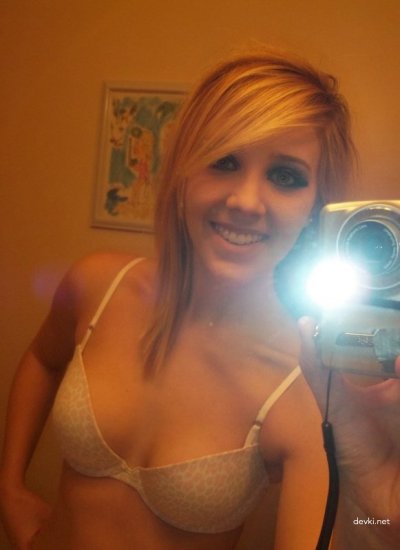 Лучший друг украл интимные фотографии девушки и распространил их в интернете