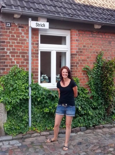 Обнаженная и огненная красотка