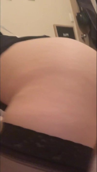 Пышная платиновая блондинка в соблазнительных черных чулках испытывает страсть и жаждет горячего секса