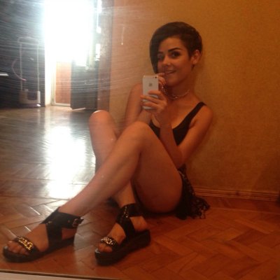 Девушка показывает свои шикарные сосочки в откровенной позе! 😏