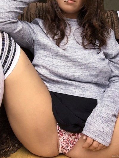 Интимное видео привлекательной темноволосой девушки