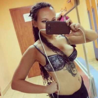 Развратная блондинка любит раздеваться перед объективом!