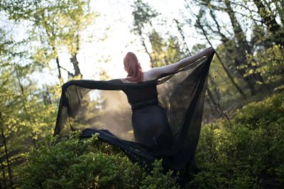 Соблазнительные изгибы красотки-революционерши