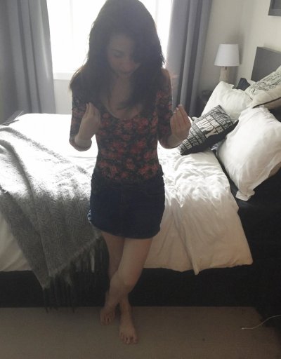 Развратница в ярком костюме наслаждается задним проходом