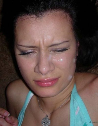 Парень выпустил сперму на лицо девушке