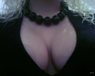 Шатенка демонстрирует свои обнаженные прелести