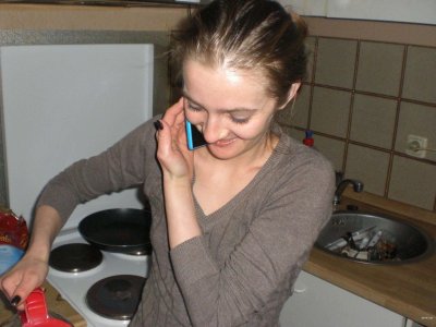 Сексапильная крошка с гладкой писькой подбирает наряд