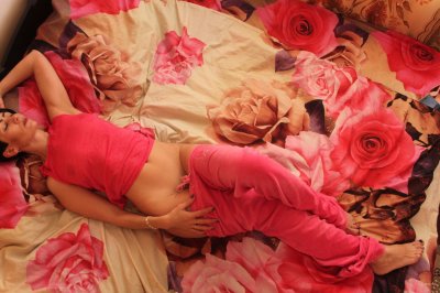 Опытная красавица эффектно позирует перед камерой