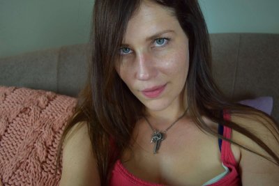 Стройная красотка открыла свои прелести для тебя!