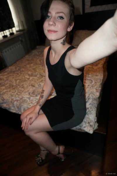 Сексуальная красотка раздевается до носков, показывая все