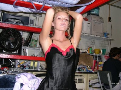 Развратный парень снял трусики у своей подружки